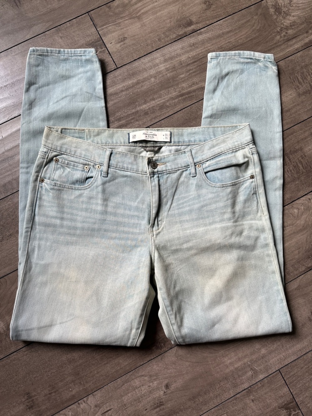 Abercrombie women’s Light Wash Jeans - size 12R like new condition